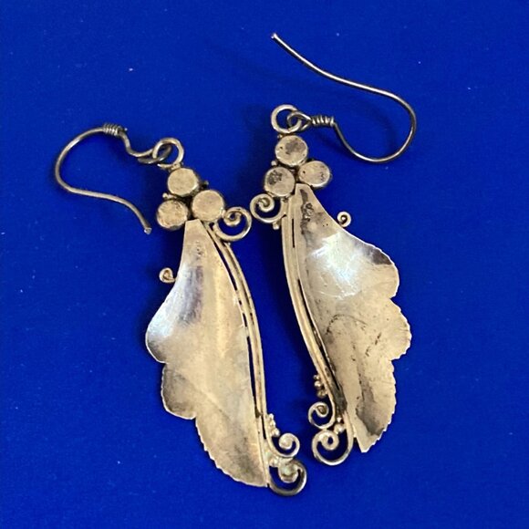 From Bali: Sterling butterfly wing earrings in silver with lapis lazuli - Picture 4 of 5
